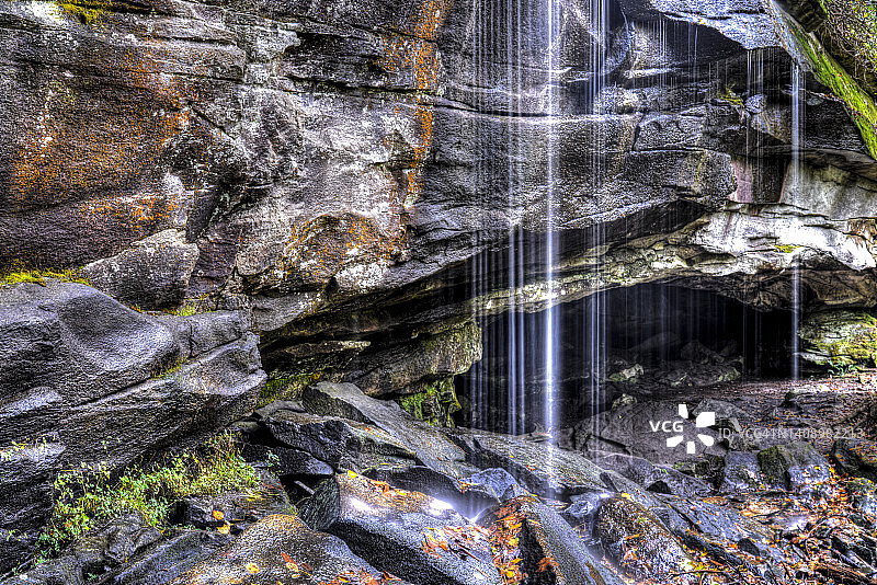 岩石上的瀑布图片素材