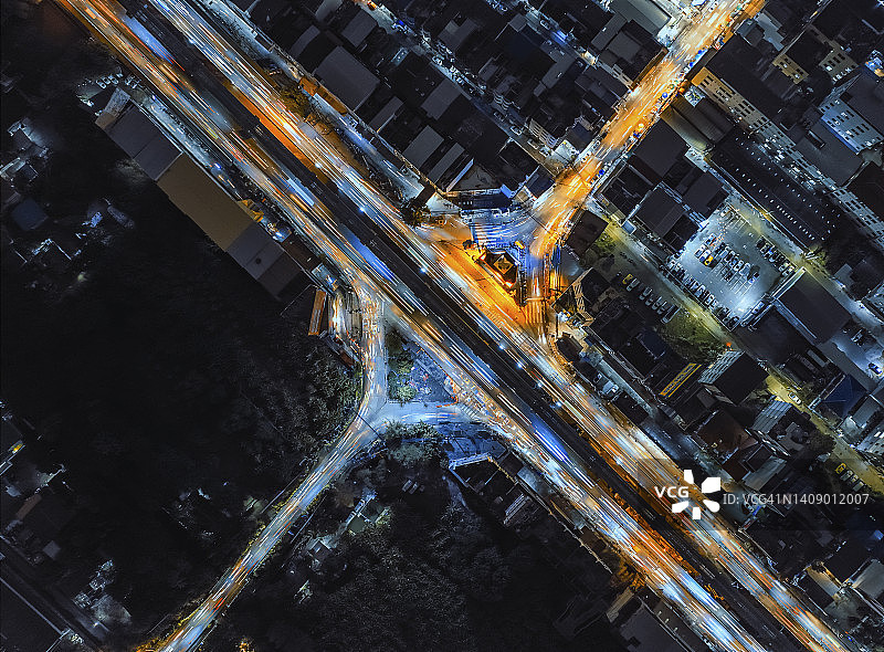 夜间高峰时段交通与桥梁鸟瞰图图片素材