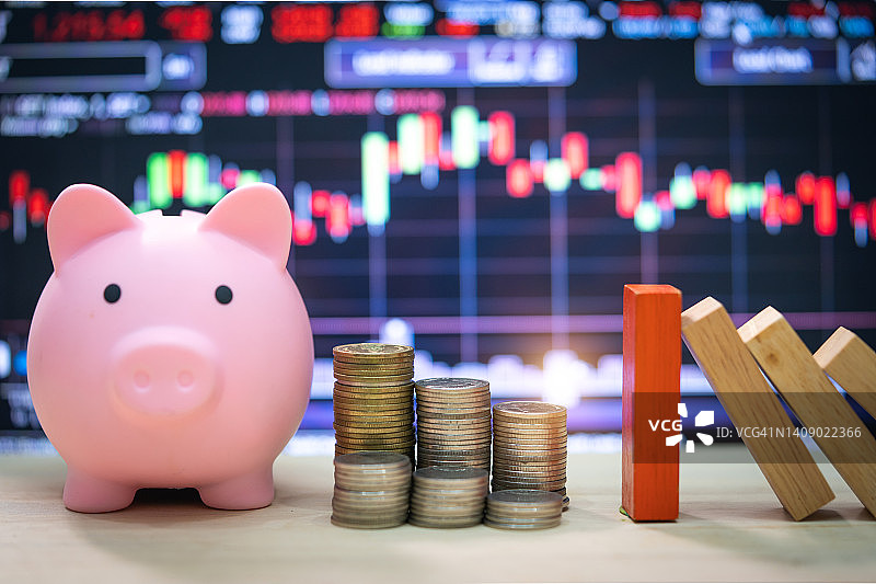 货币概念，保险概念，多米诺骨牌，木块，商业风险，战略和规划概念，储蓄概念图片素材