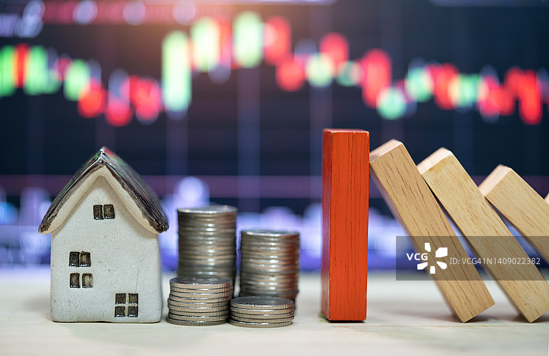 家庭概念、家庭保险概念、多米诺、木块、商业风险、策略与计划概念，带硬币的房子图片素材