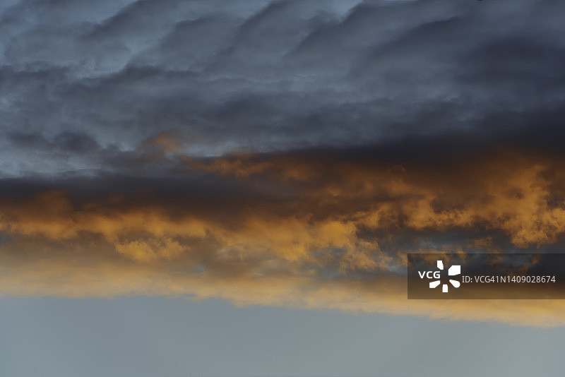 日落时天空中的云彩图片素材