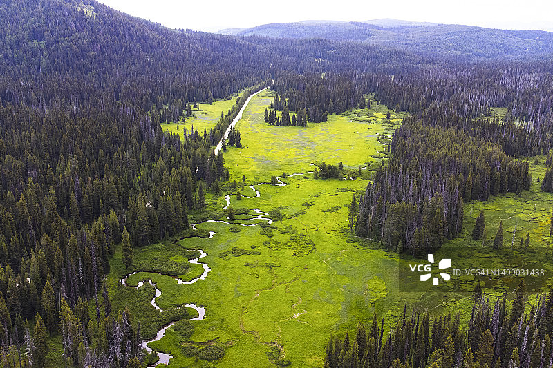 蒙大拿州荒野中的蜿蜒河流图片素材
