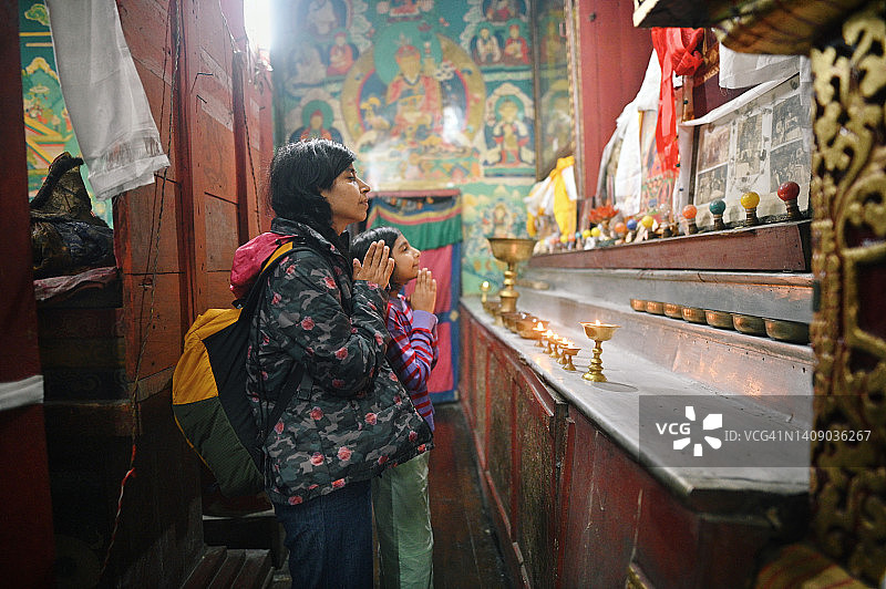 在寺院祈祷的母女图片素材