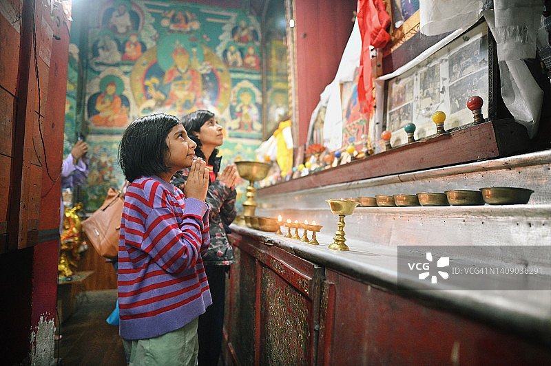 在寺院祈祷的母女图片素材