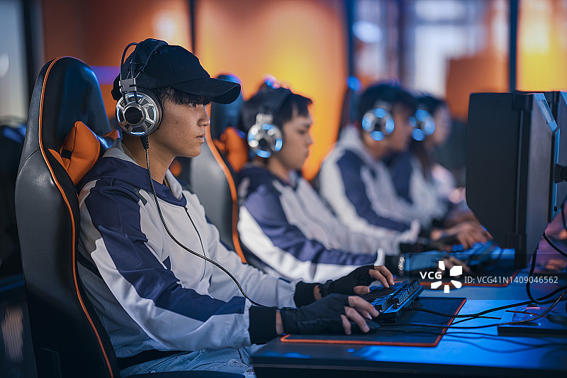电竞总决赛：亚裔电竞选手专注玩RPG第一人称射击游戏图片素材