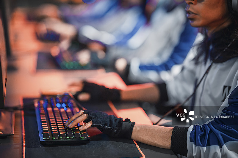 参加电竞总决赛的马来西亚裔电竞团队选手图片素材