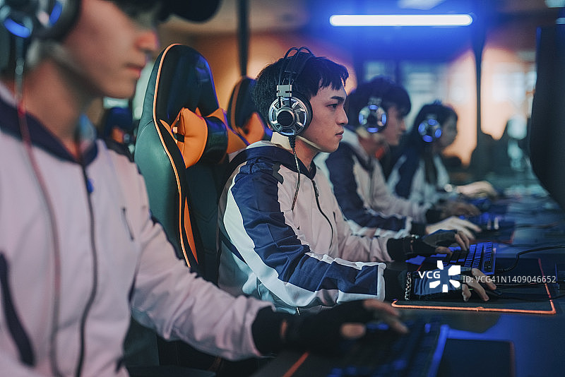 在总决赛体育赛事冠军赛场上，亚洲电竞队玩家专注于玩RPG第一人称射击游戏。网络游戏锦标赛图片素材