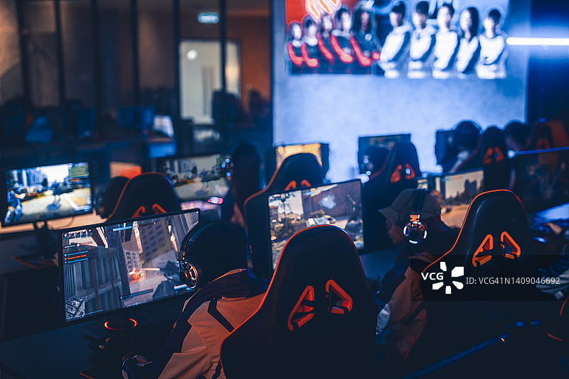 亚裔中国电竞团队选手参加电竞锦标赛总决赛，专注玩RPG第一人称射击游戏图片素材