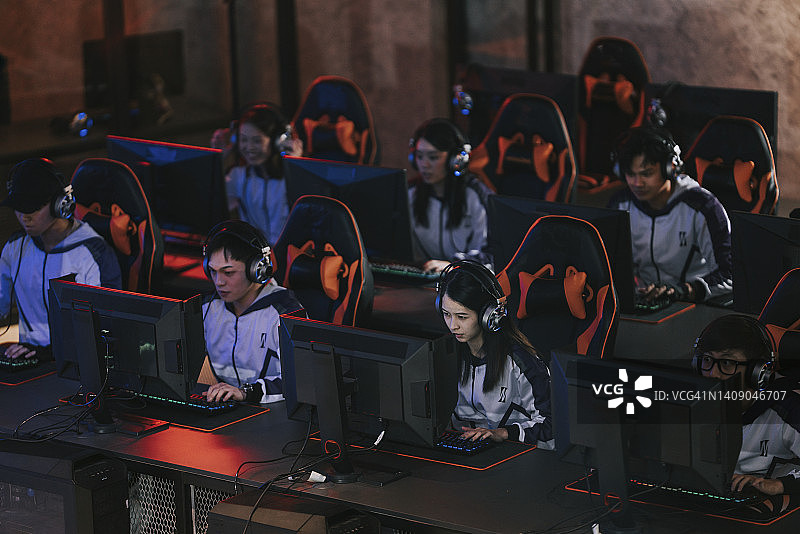 亚洲电竞团队选手专注参加总决赛电竞锦标赛（高角度）图片素材