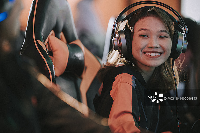 参加电竞总决赛的亚裔中国女子电竞选手图片素材