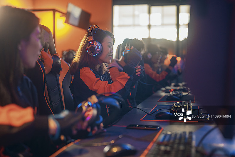 参加电竞总决赛的中国女性电竞选手图片素材