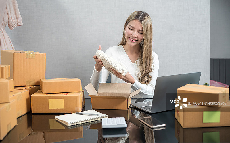 在线销售商品的年轻女商人图片素材