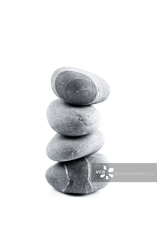 白色背景反射阴影石堆图片素材