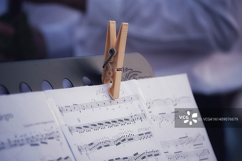 乐谱架上的吉他乐谱图片素材