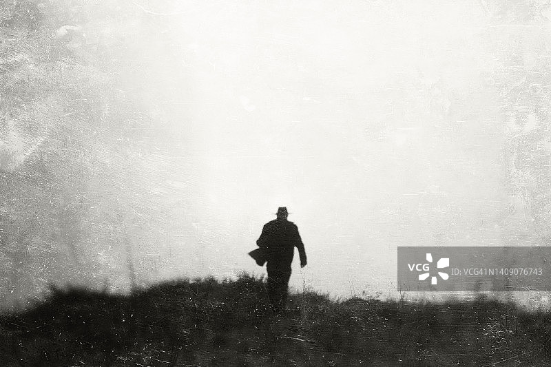 一位戴帽子和外套的男士逃离镜头的神秘概念，黑白艺术编辑图片素材