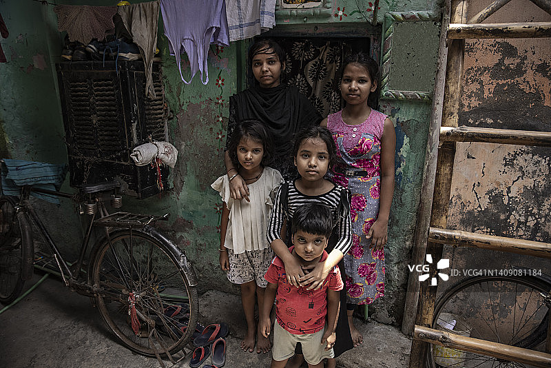 站在房子外面的小群朋友的肖像图片素材