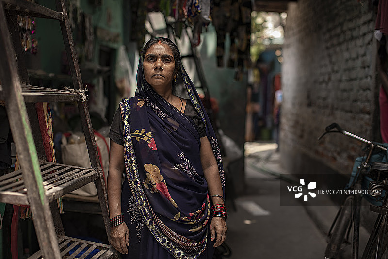 站在街上的中年妇女肖像图片素材