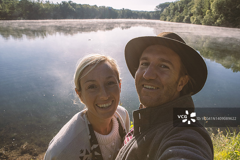 情侣在户外自拍图片素材