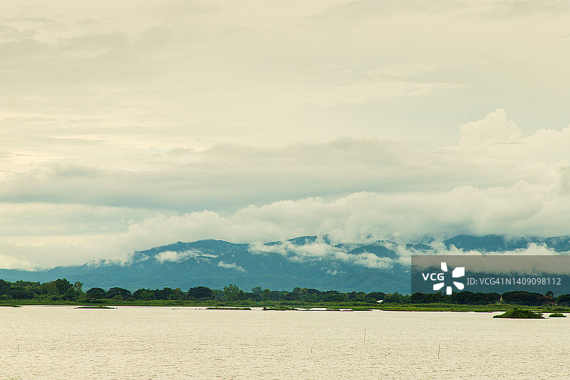 逆天的湖景图片素材