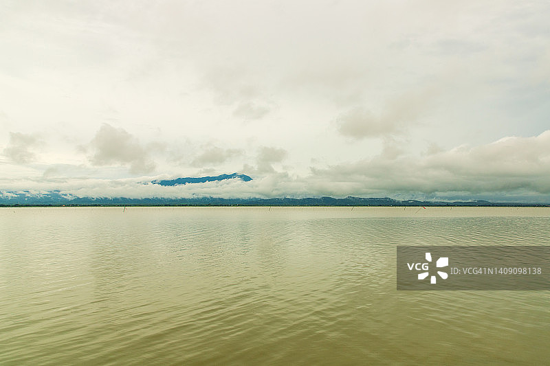 逆天的湖景图片素材