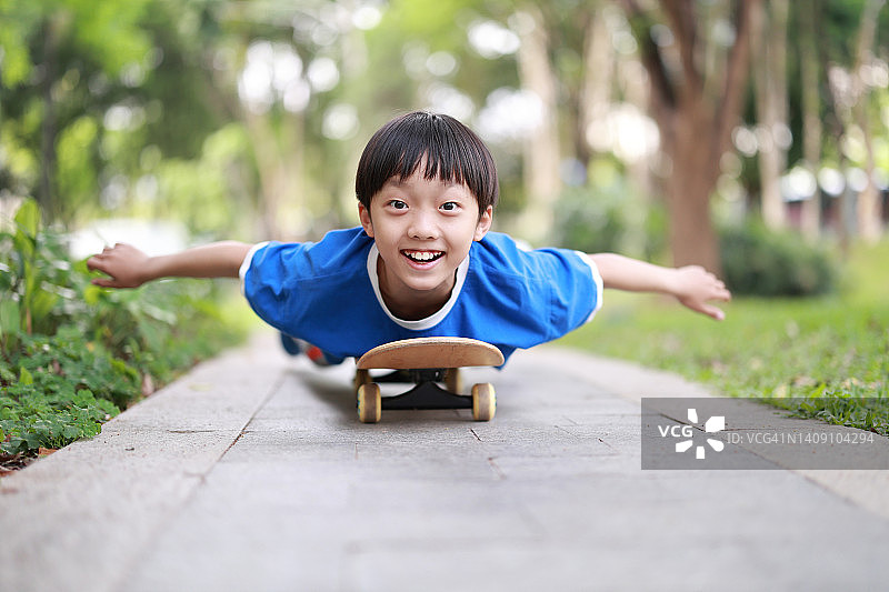 滑板男孩图片素材