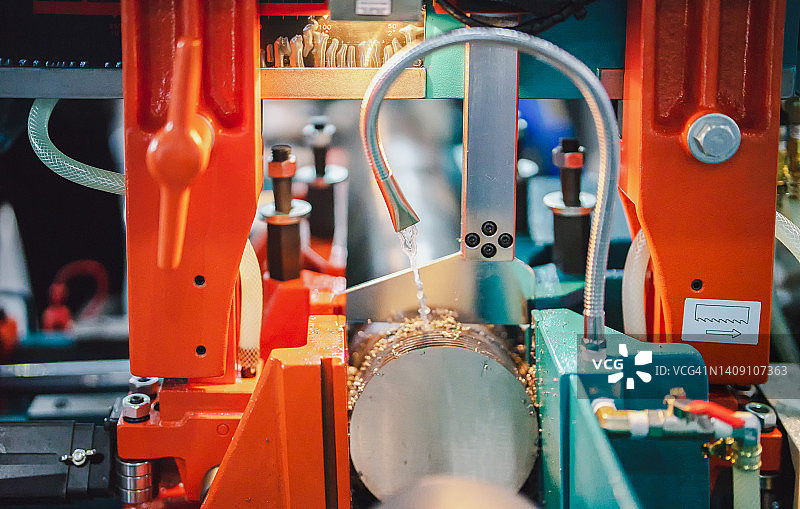 切割钢材的CNC机床图片素材