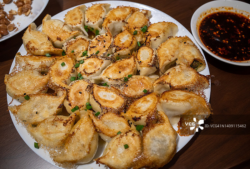 搭配调味酱的炸饺子图片素材