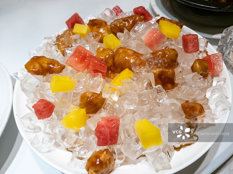 冰块上的菠萝西瓜咕咾肉图片素材