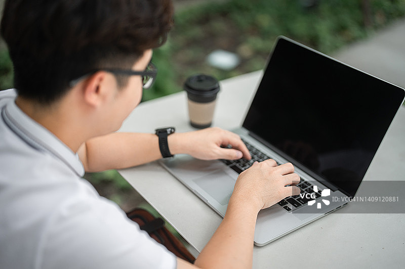 使用笔记本电脑工作的商人特写图片素材