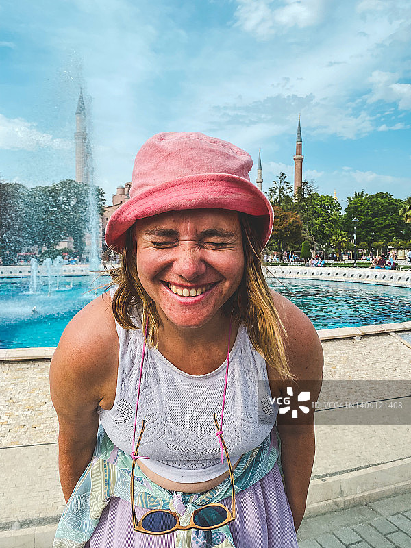 在圣索菲亚大教堂前的女人肖像图片素材