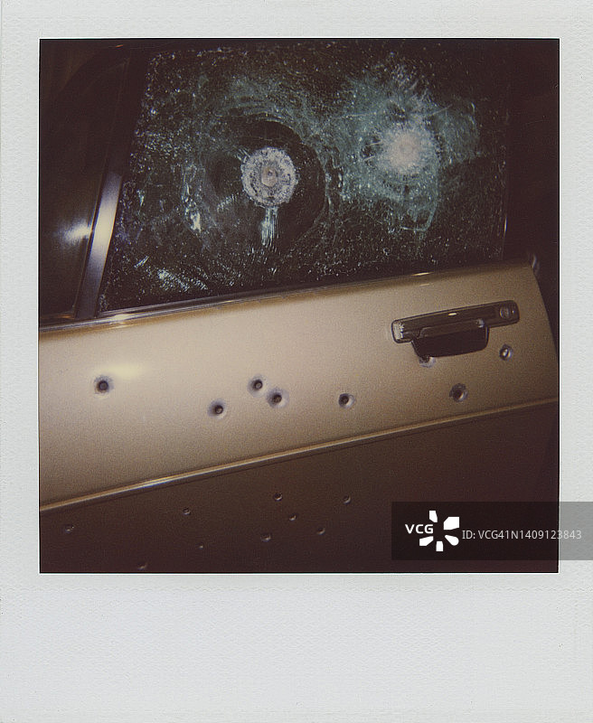 带有弹孔的汽车门窗图片素材