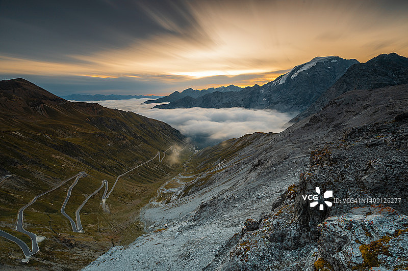 从高处俯瞰斯泰尔维奥山口，松德里奥，伦巴第图片素材