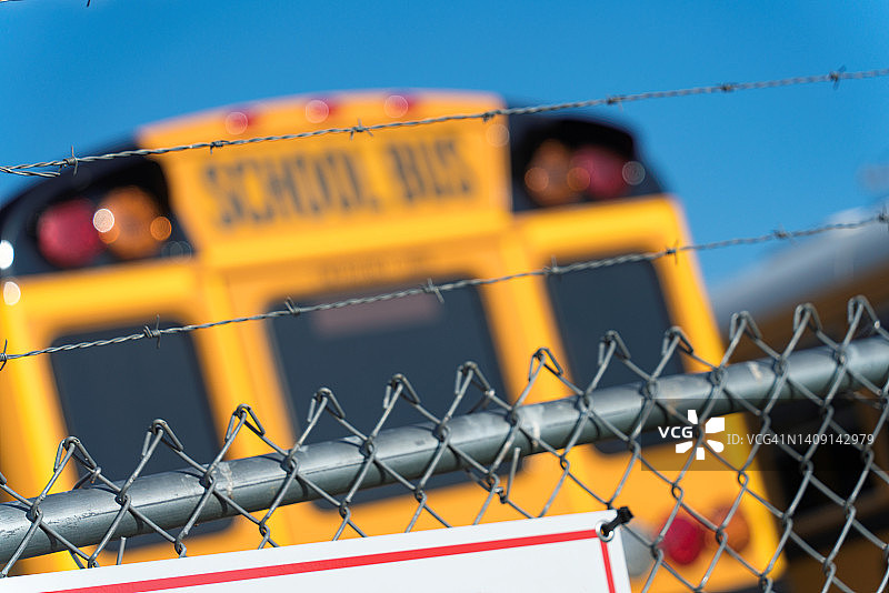 安全的学校包括锁好的校车图片素材