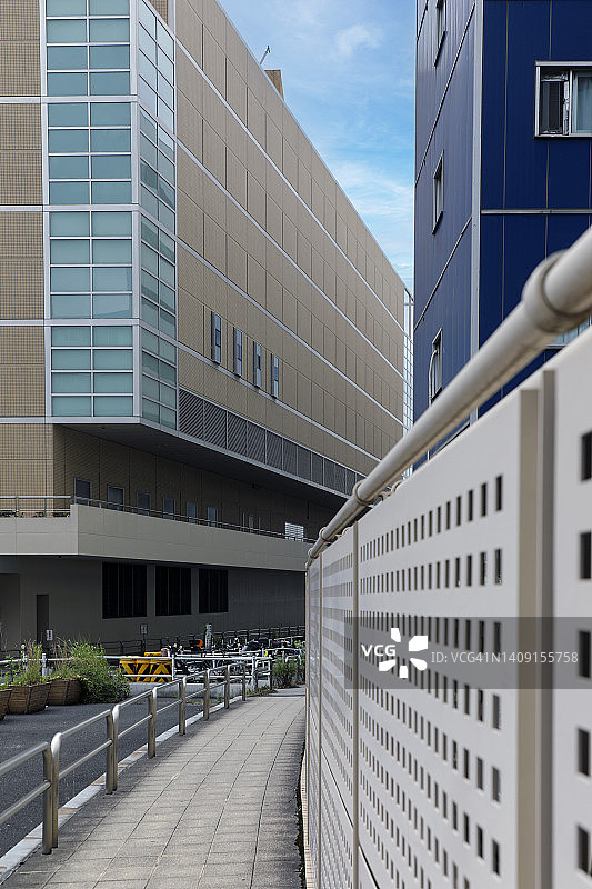 办公楼之间的人行道图片素材