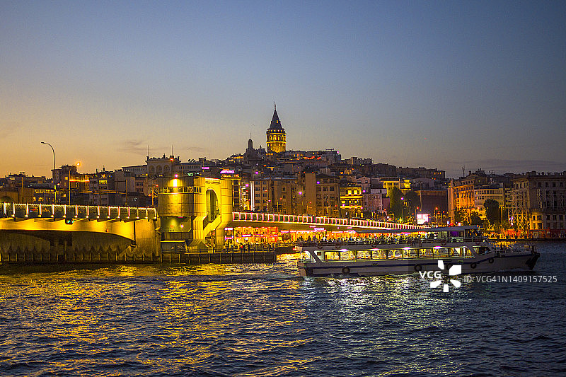 夜晚的伊斯坦布尔历史旅游地标：加拉塔图片素材