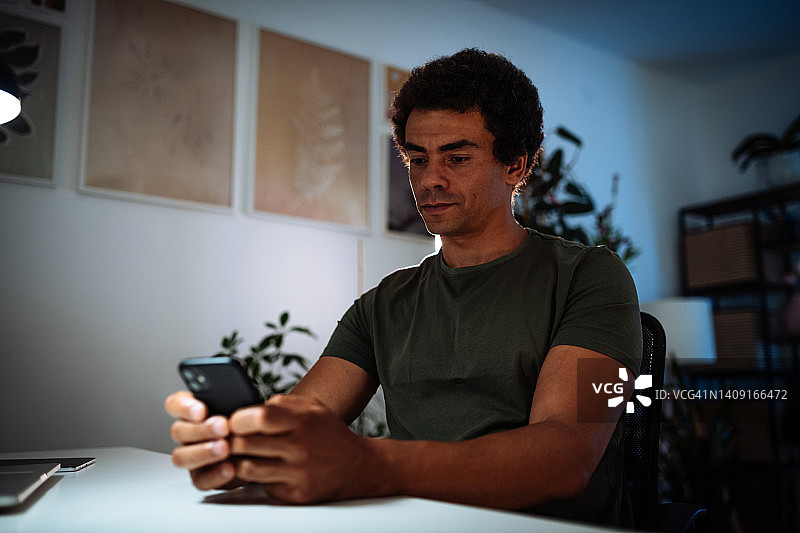 中年商人深夜在家研究股市图片素材