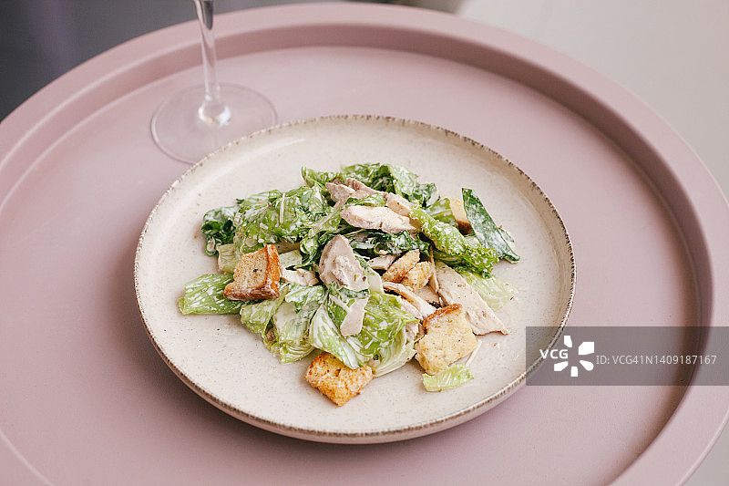 粉色桌上的凯撒沙拉图片素材