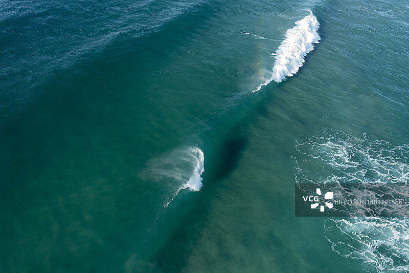 航拍视角下的海浪图片素材