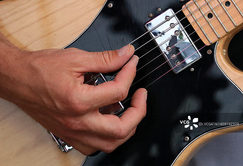 弹吉他的手部特写图片素材