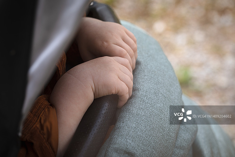 婴儿车里的幼儿图片素材