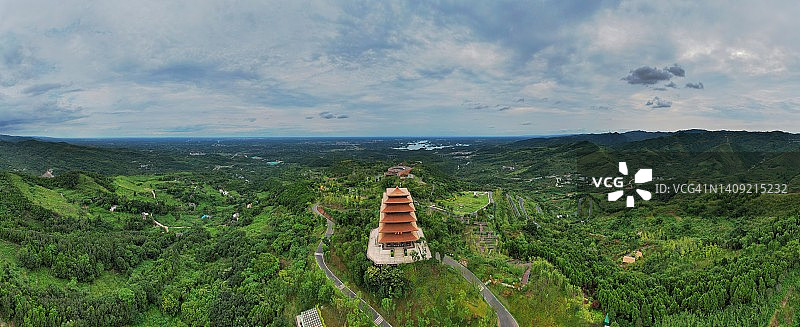 成都春季湖畔观景台航拍图片素材