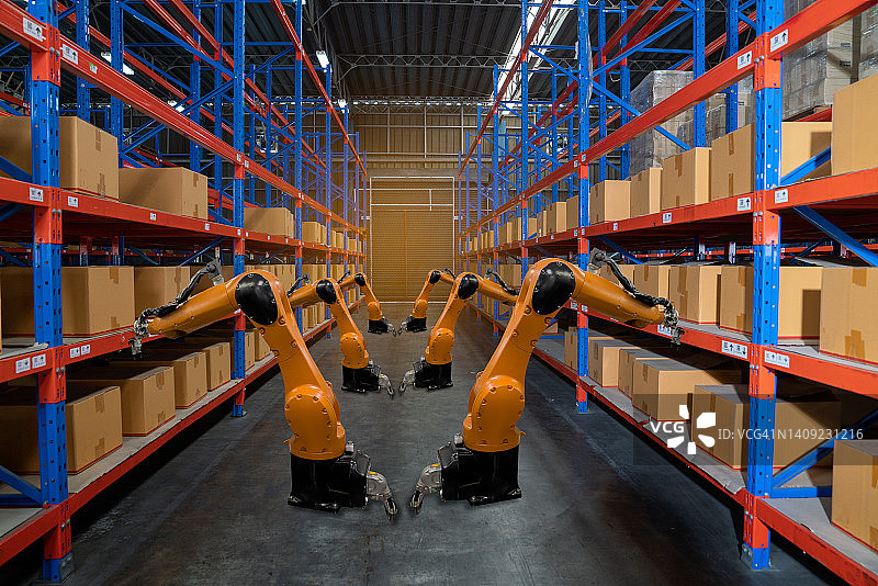 工程师在智能工厂使用远程控制自动化机械臂图片素材