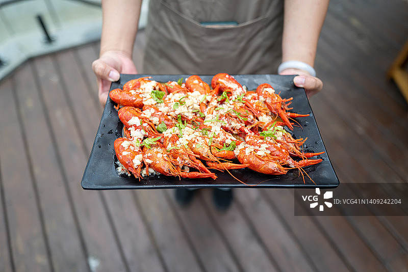 手持蒜蓉小龙虾图片素材