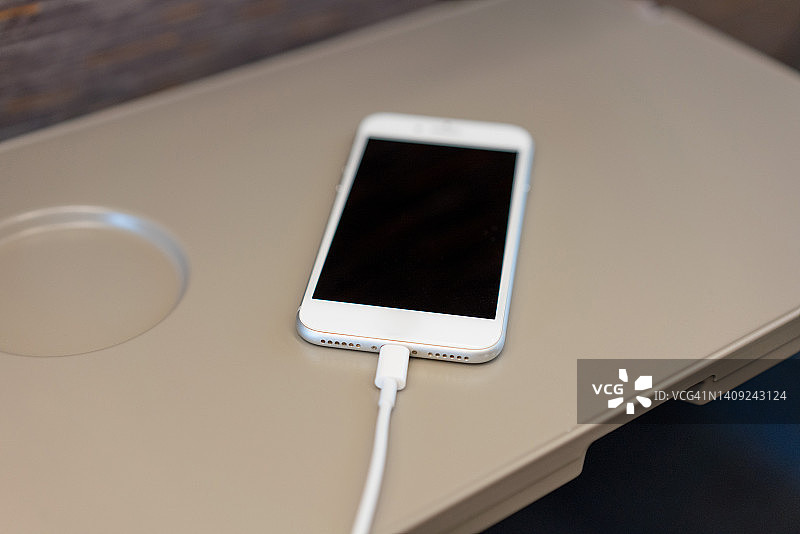 放在轨道座位上的手机图片素材