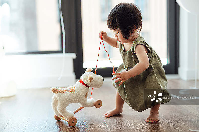 玩填充玩具的亚洲幼儿图片素材