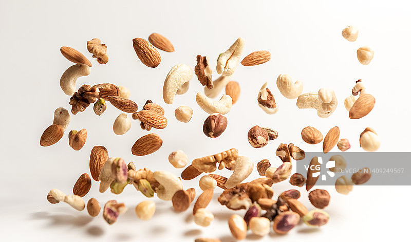 掉落的各种坚果：核桃、杏仁、榛子、开心果、腰果图片素材