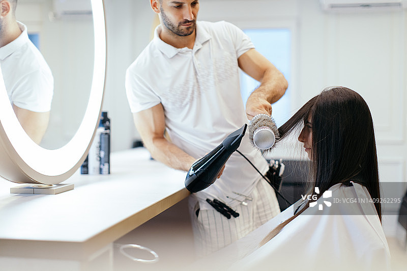 在美发店的女人图片素材