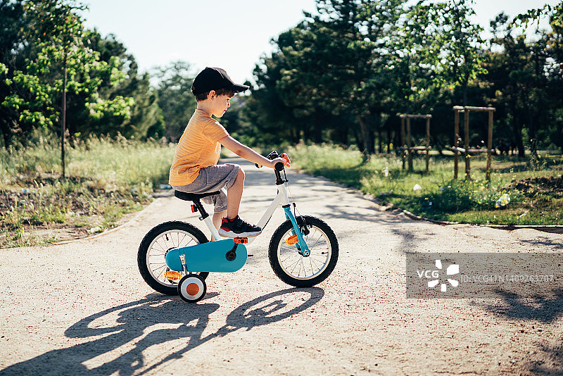 骑自行车的小男孩图片素材