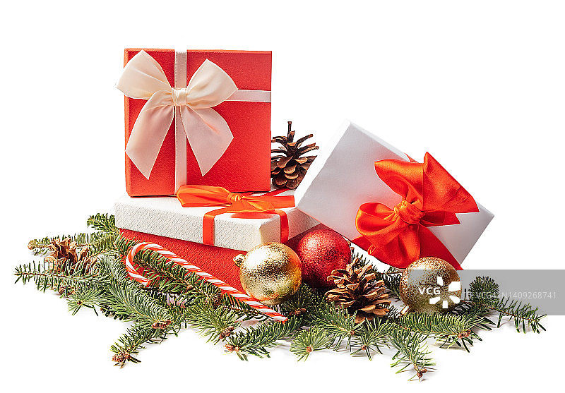 圣诞快乐：白色背景上的礼盒与圣诞装饰品图片素材