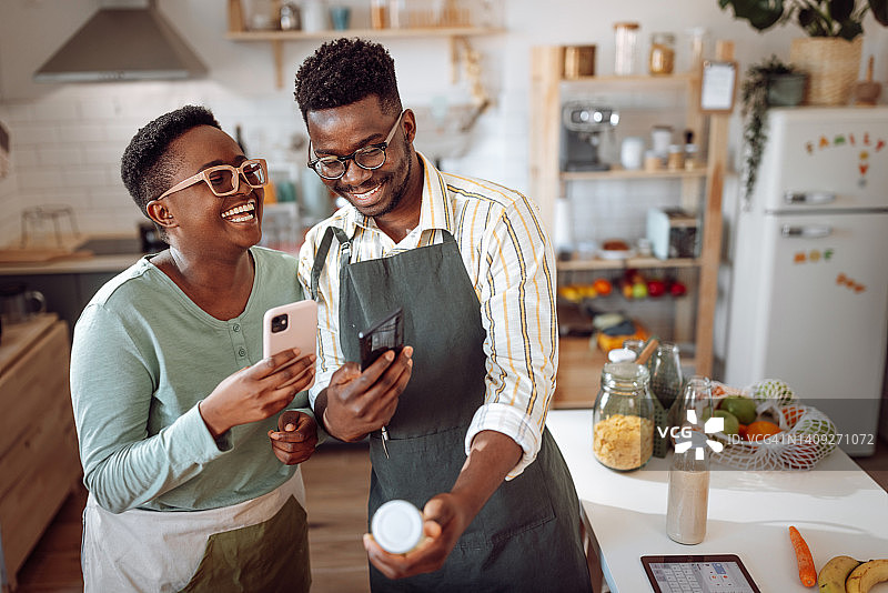年轻夫妇拍摄美食广告图片素材